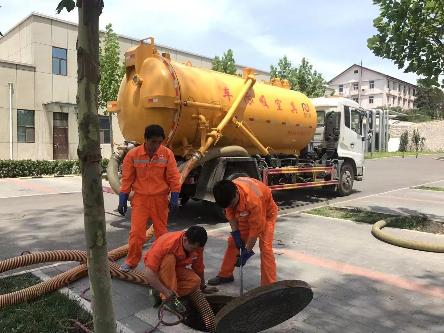 孟津管道疏通车停在窨井附近