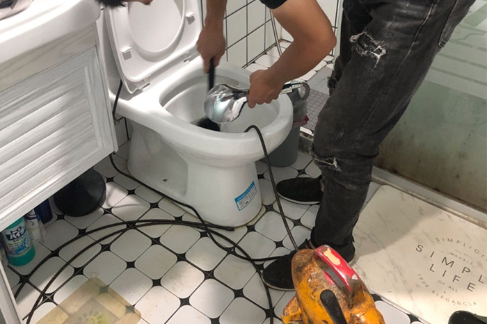 孟津马桶堵塞自己疏通还是找师傅？专业上门服务让你省时更省心